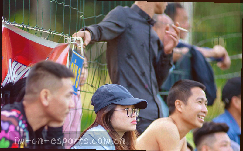 数据工作台示意，包含多屏数据图表